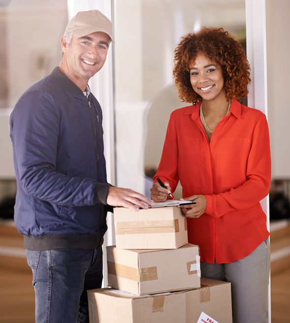 Paketlieferung und Unterschriftsbestätigung im Büro